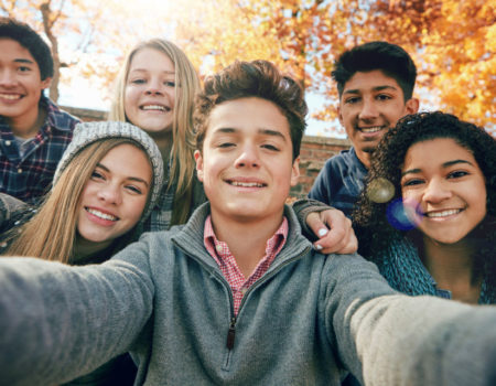 teenage-friends-taking-selfie